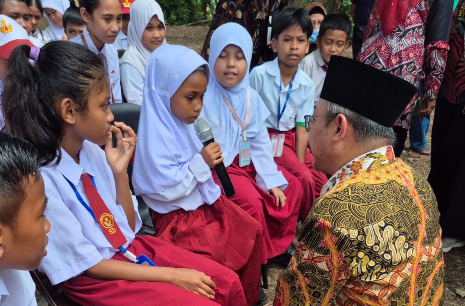 Mendikdasmen Antusias Menyapa Siswa Sekolah Indonesia Di Kota Kinabalu