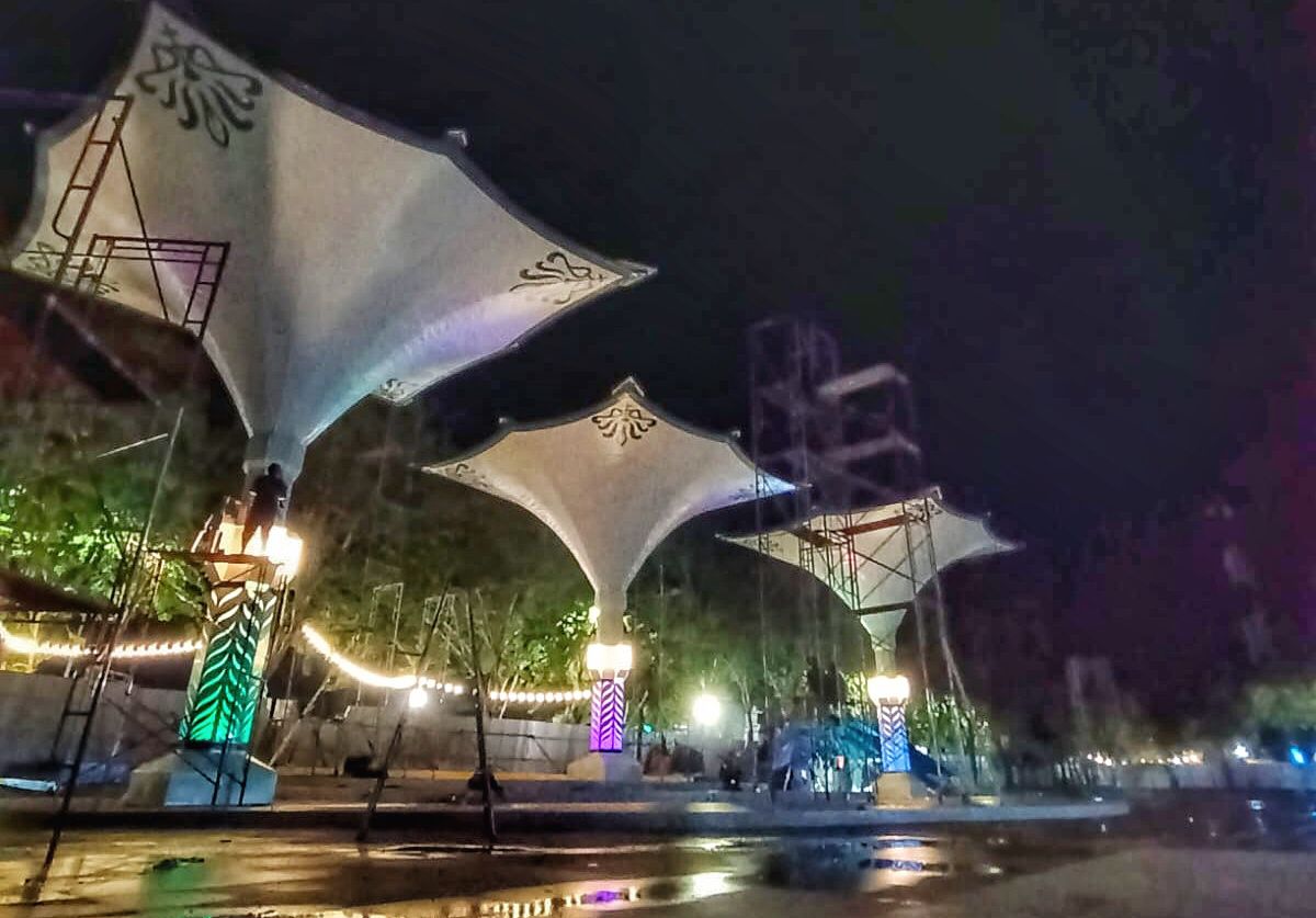 ‘Giant Umbrella’ Poltera Mejeng di Alun-Alun Sampang