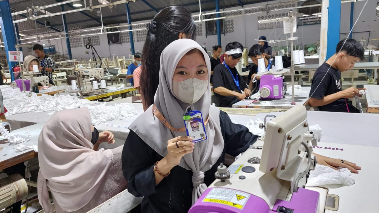 Cerita Dini Dapat Kerja Pertama di Industri Garmen Berkat Program Pendidikan Kecakapan Kerja