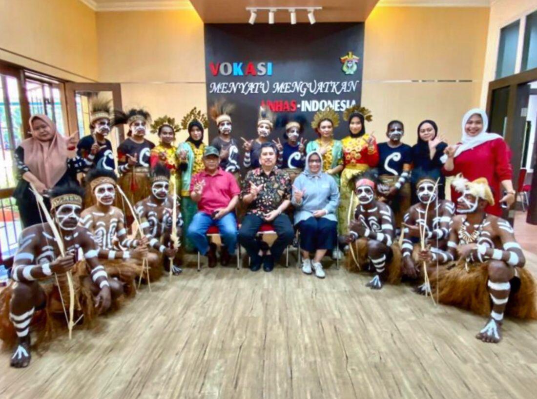 Keren, Mahasiswa Vokasi Unhas Sajikan Tarian Papua!