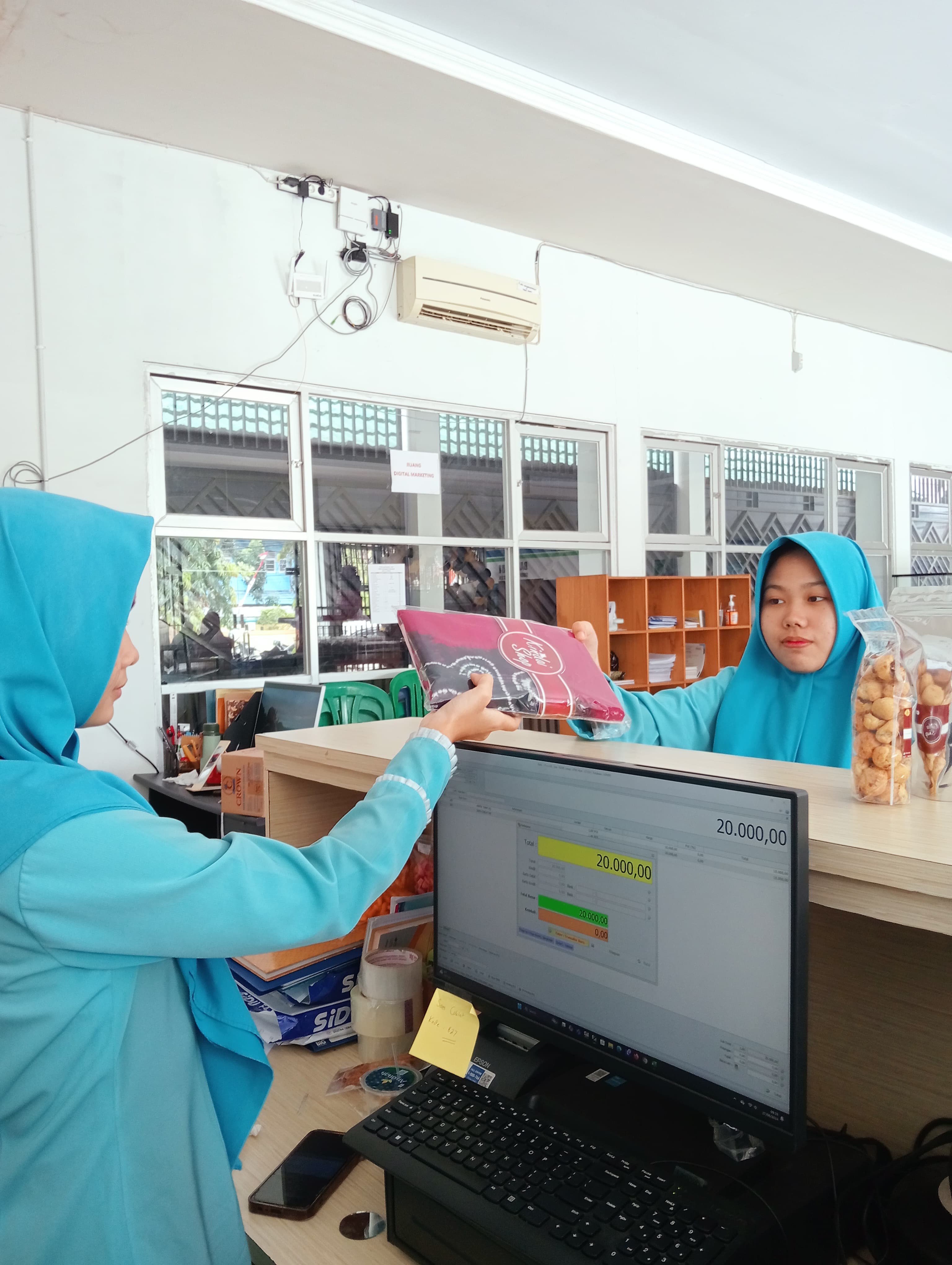 Bantu UMKM Lokal, SMKN 1 Banjarmasin Bantu Pasarkan Produk Lokal Lewat Toko SMKN 1 Banjarmasin