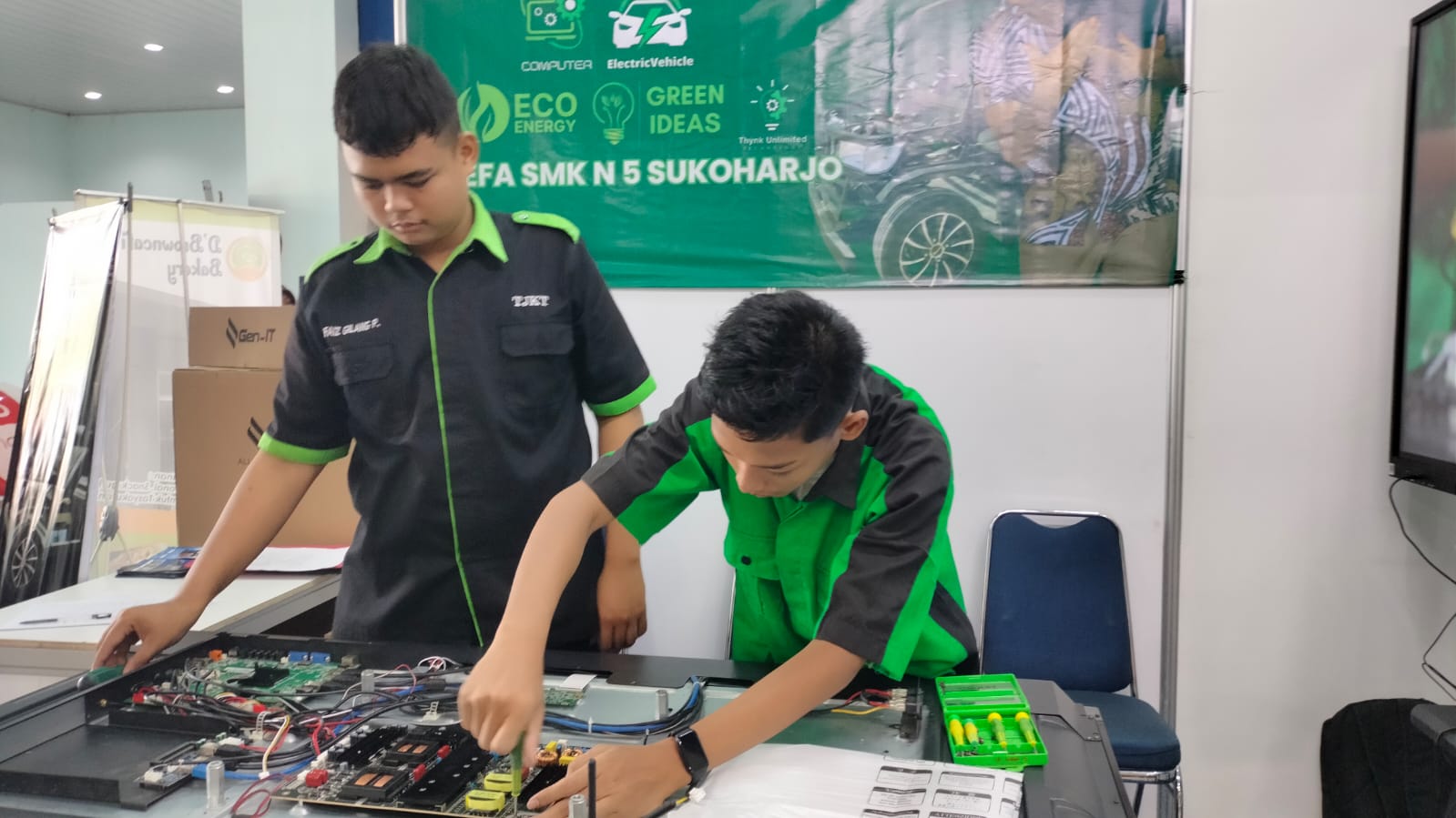 Terima Pesanan dan Sudah HAKI, SMKN 5 Sukoharjo Sukses Produksi Smart TV dan Laptop