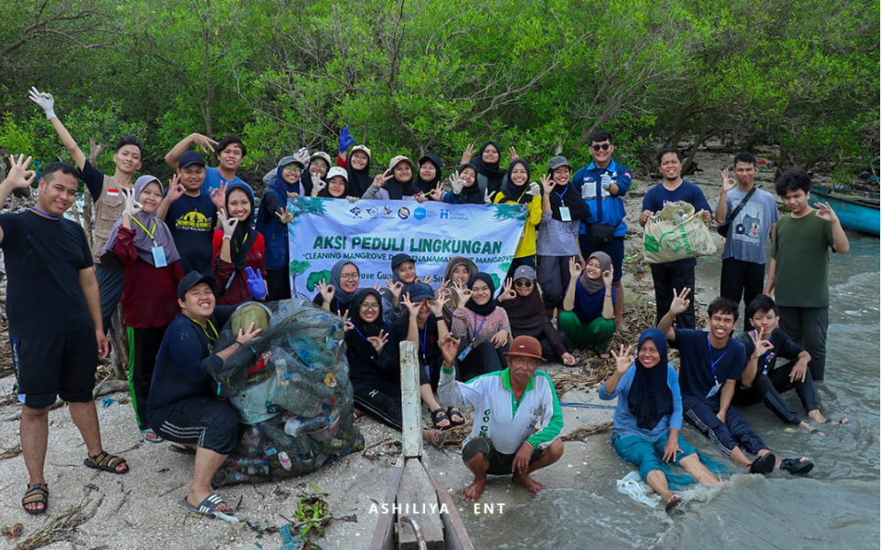 Peduli Lingkungan, BEM PENS Lakukan Aksi Tanam dan Rawat Mangrove