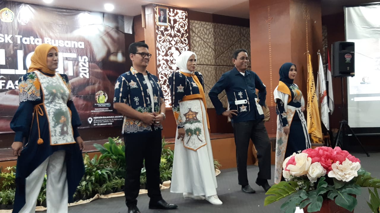 LKP Bina Putri Riau Lestarikan Pesona Batik Riau dengan Model Busana Kontemporer