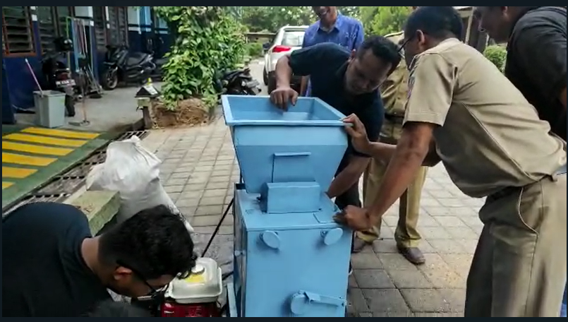 Bantu Petani Kopi, SMKN 3 Singaraja Produksi Mesin Pengupas Kulit Kopi