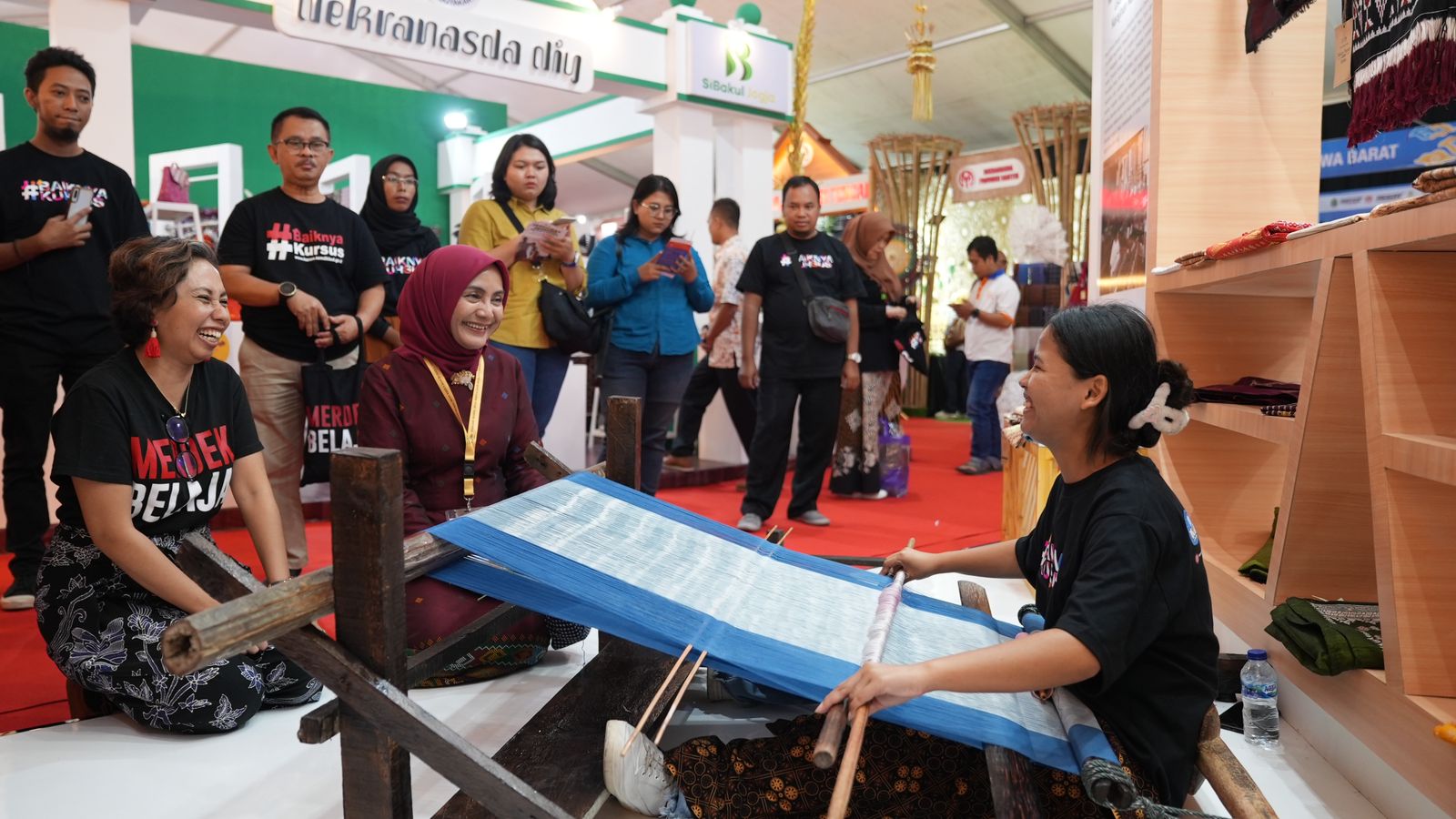 Pengrajin Tenun yang Menginspirasi: Kisah Sukses Monika Simorangkir Alumnus PKW 2023