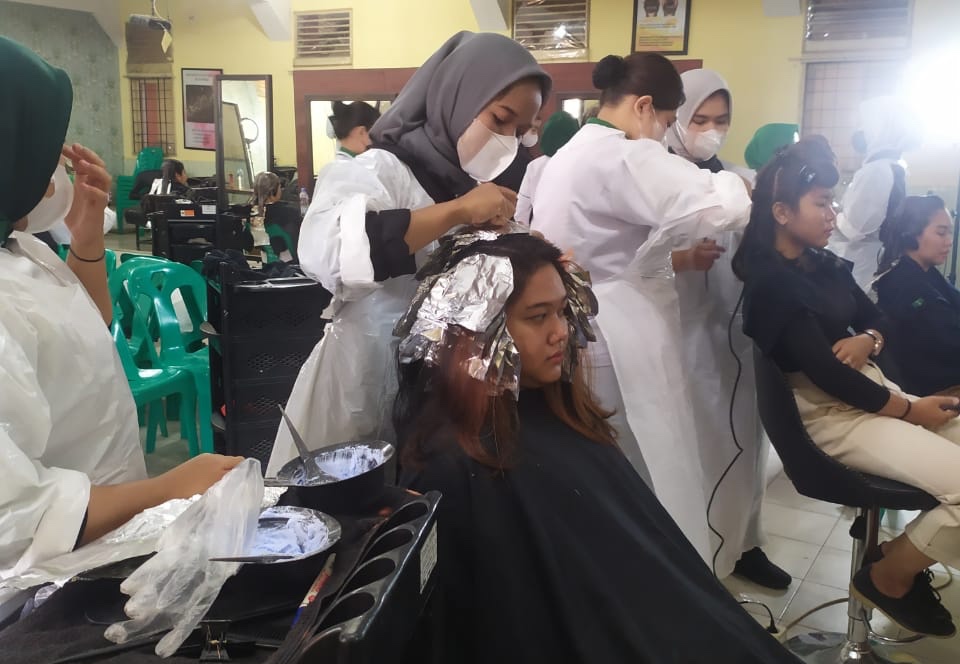 2 Teknik Pewarnaan Rambut Menurut SMKN 3 Pekanbaru