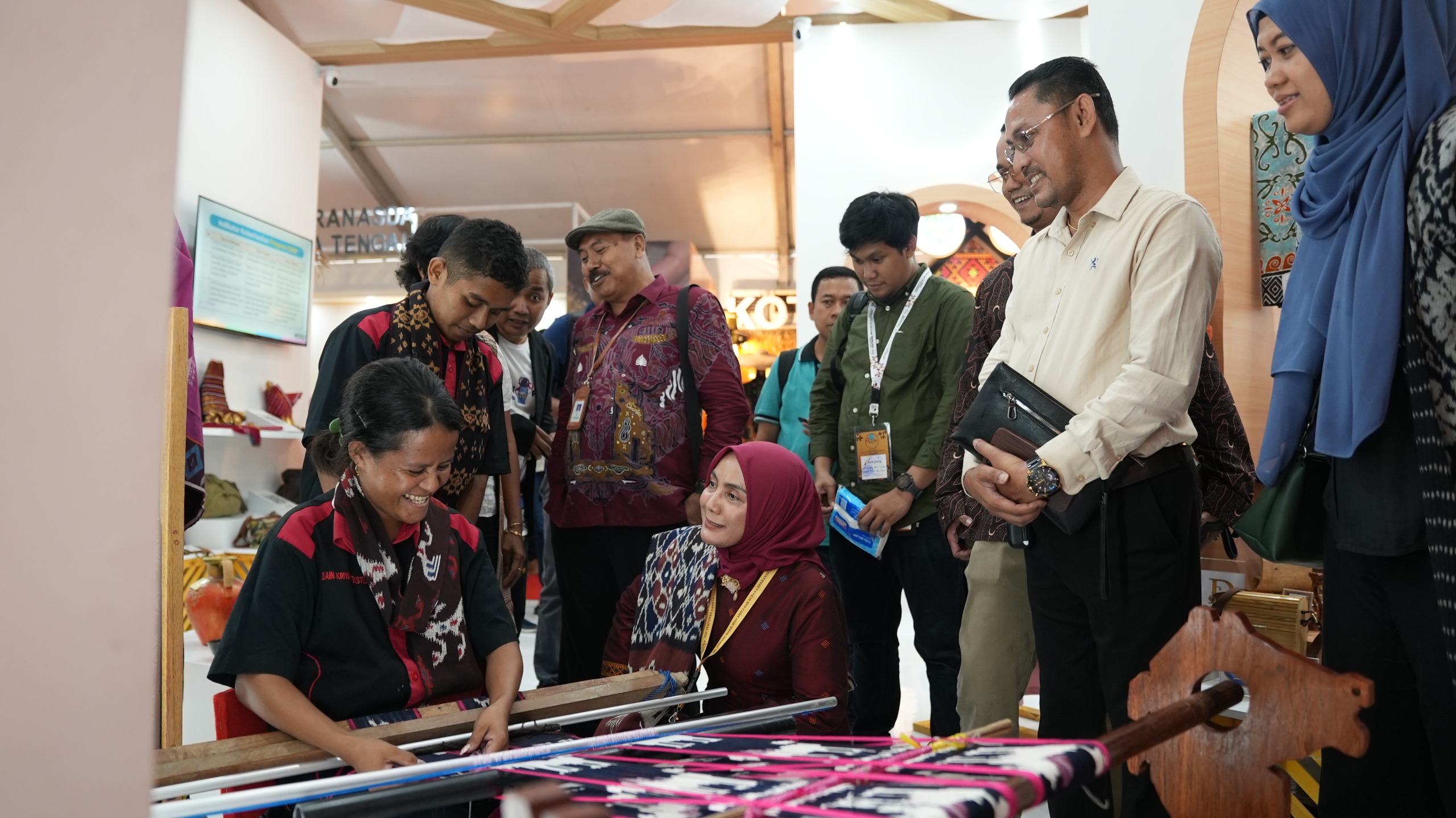 Tekun Tenun dan Kriya Peserta Didik Vokasi Turut Meriahkan HUT Ke-44 Dekranas