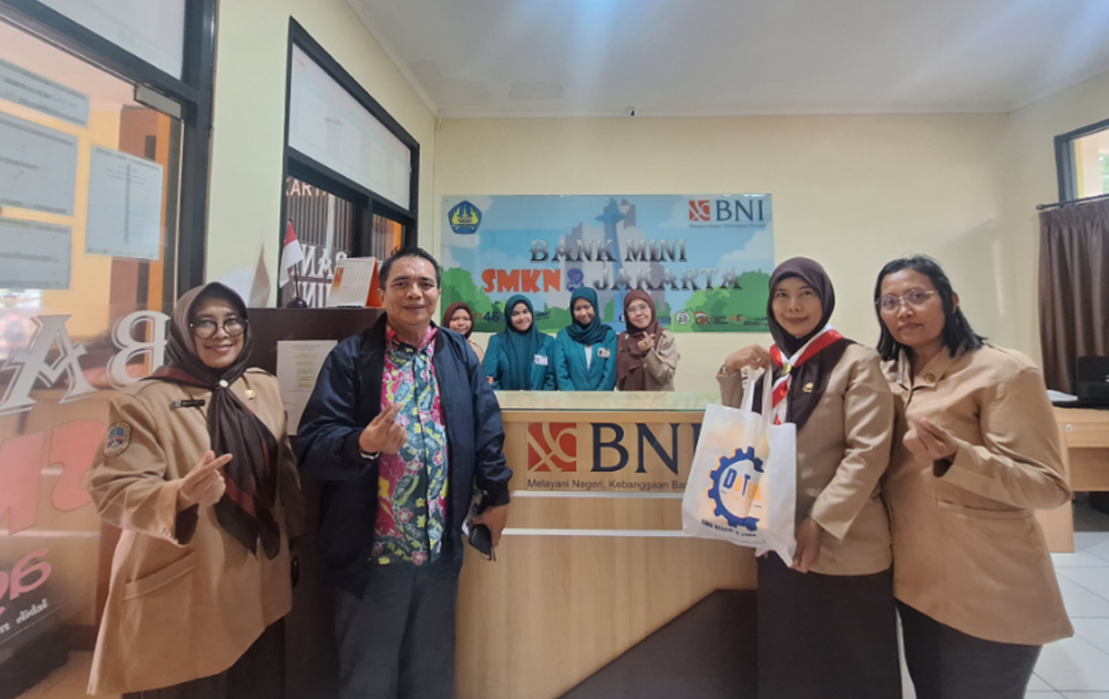 Mengasah Kompetensi Siswa SMKN 2 Jakarta melalui Tefa Bank Mini Terpadu di Sekolah