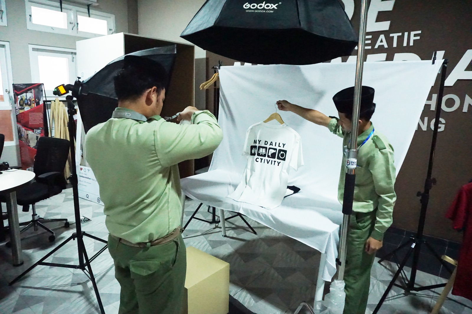 Saling Terintegrasi, SMK Syubbanul Wathon Kembangkan Produk Tefa Fesyen hingga Merchandise