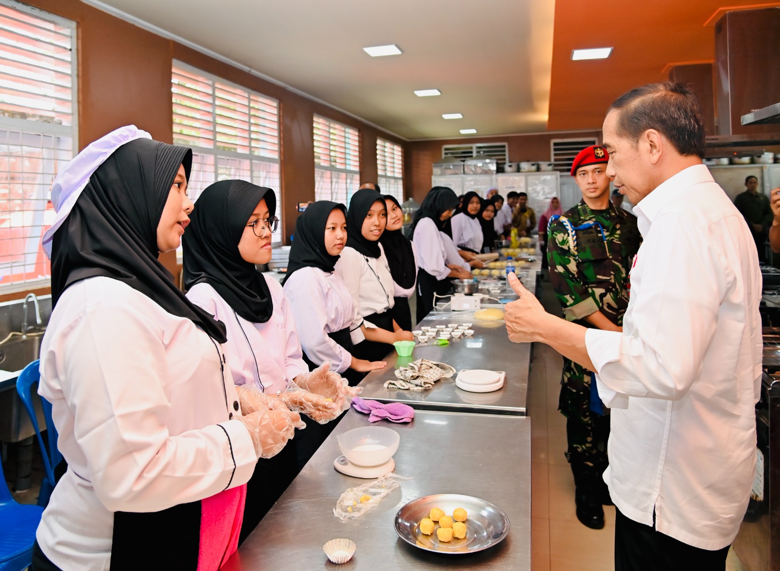 Presiden Jokowi Tinjau Aktivitas Belajar Mengajar di SMKN 4 Kota Jambi