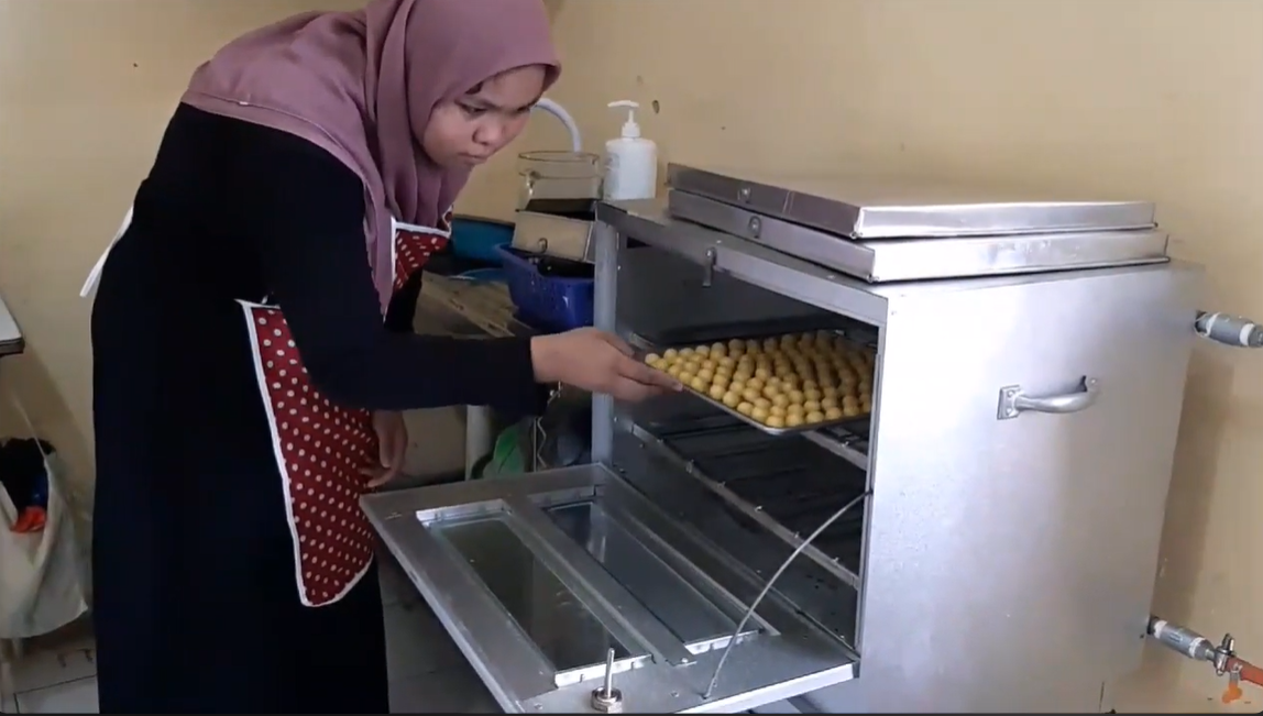 Diminati Masyarakat, Pelajar SLB Malinau Produksi Kue Kering untuk Lebaran