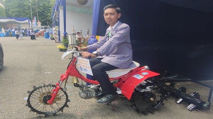 Solusi Bagi Petani, SMKN 1 Lempuing Jaya Ciptakan Motor Pembajak Sawah