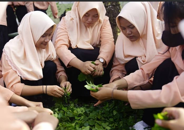 Manfaatkan Limbah, Siswa SMKN 3 Banjarmasin Membuat Pupuk Organik