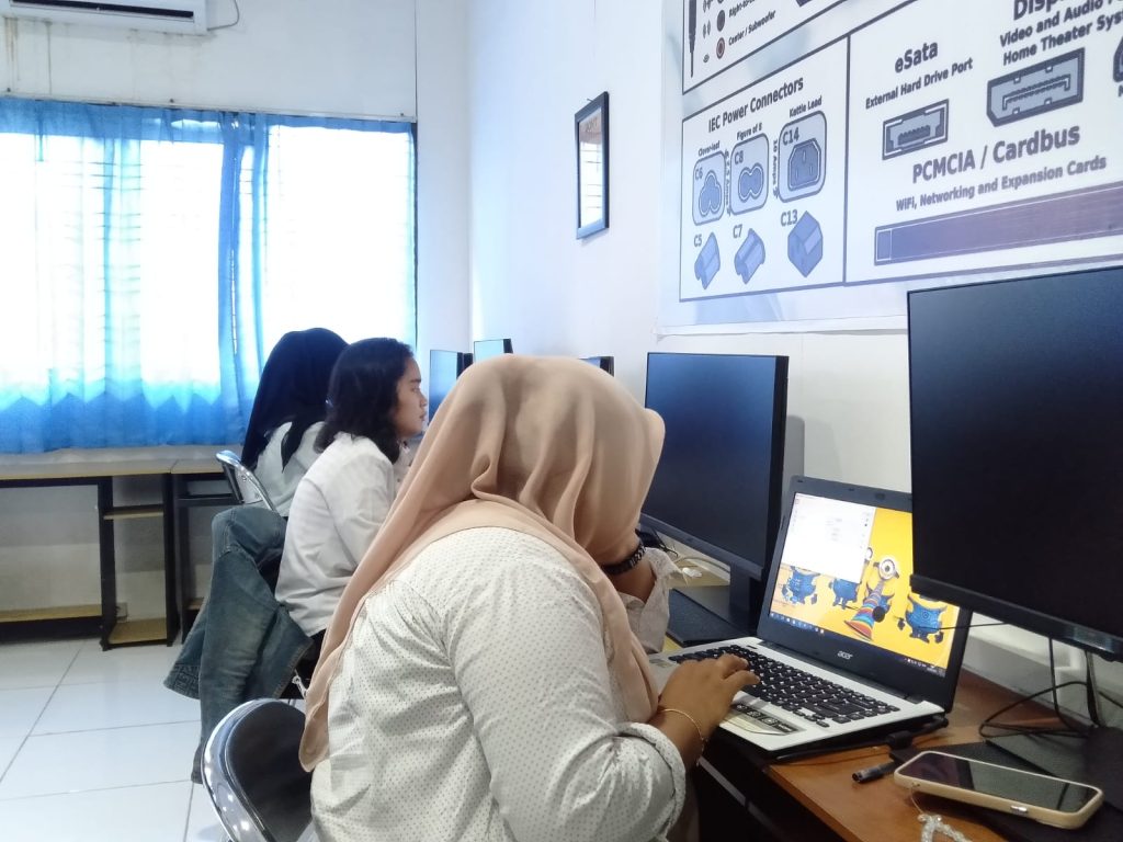 Pastikan Kompetensi Mahasiswa, Poliban Lengkapi Lulusan IT dengan Sertifikasi Programer