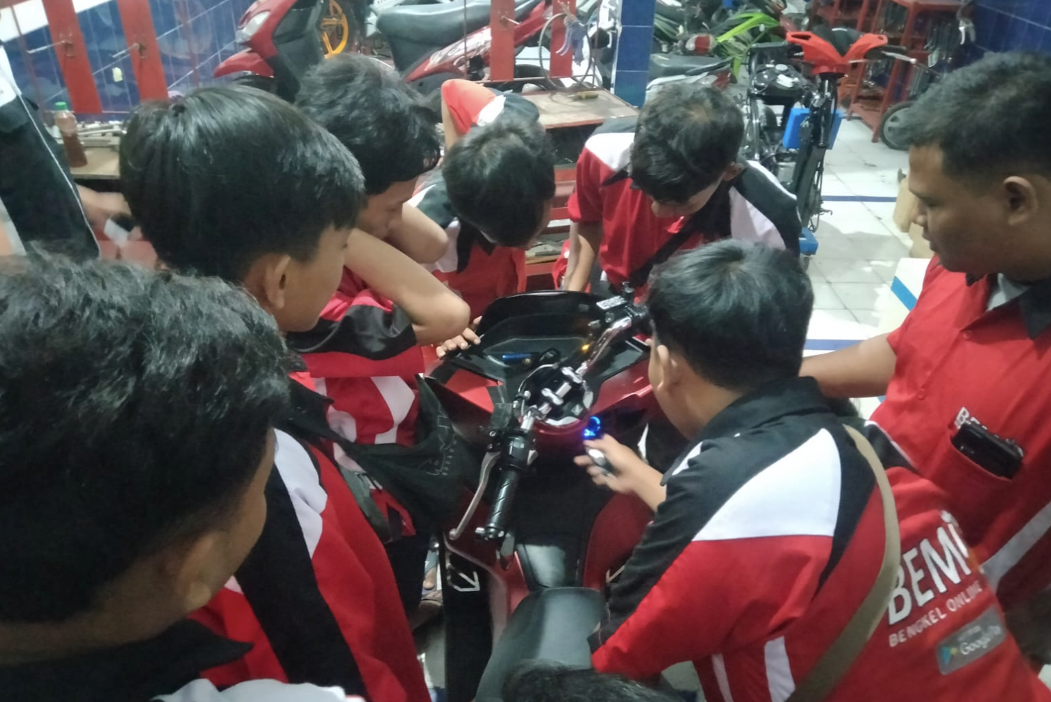 Melalui PBL, Peserta PKW 2023 di LKP Dimy Motor Gelar Servis Motor Gratis