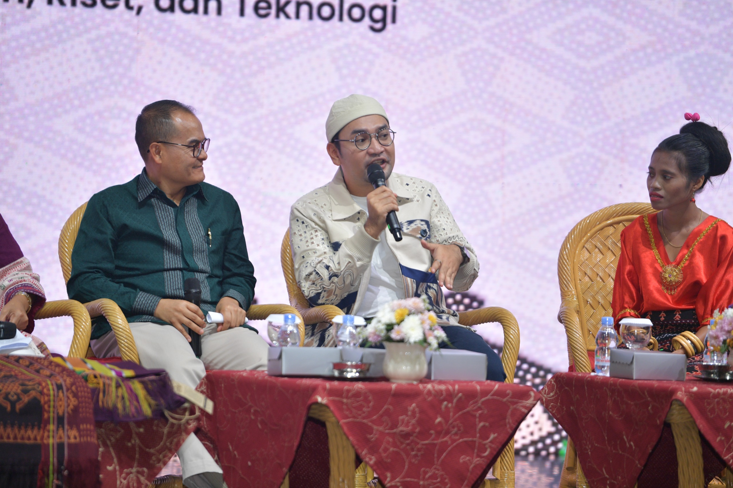 3 Cara Menduniakan Wastra Nusantara Menurut Fashion Desainer Wastra