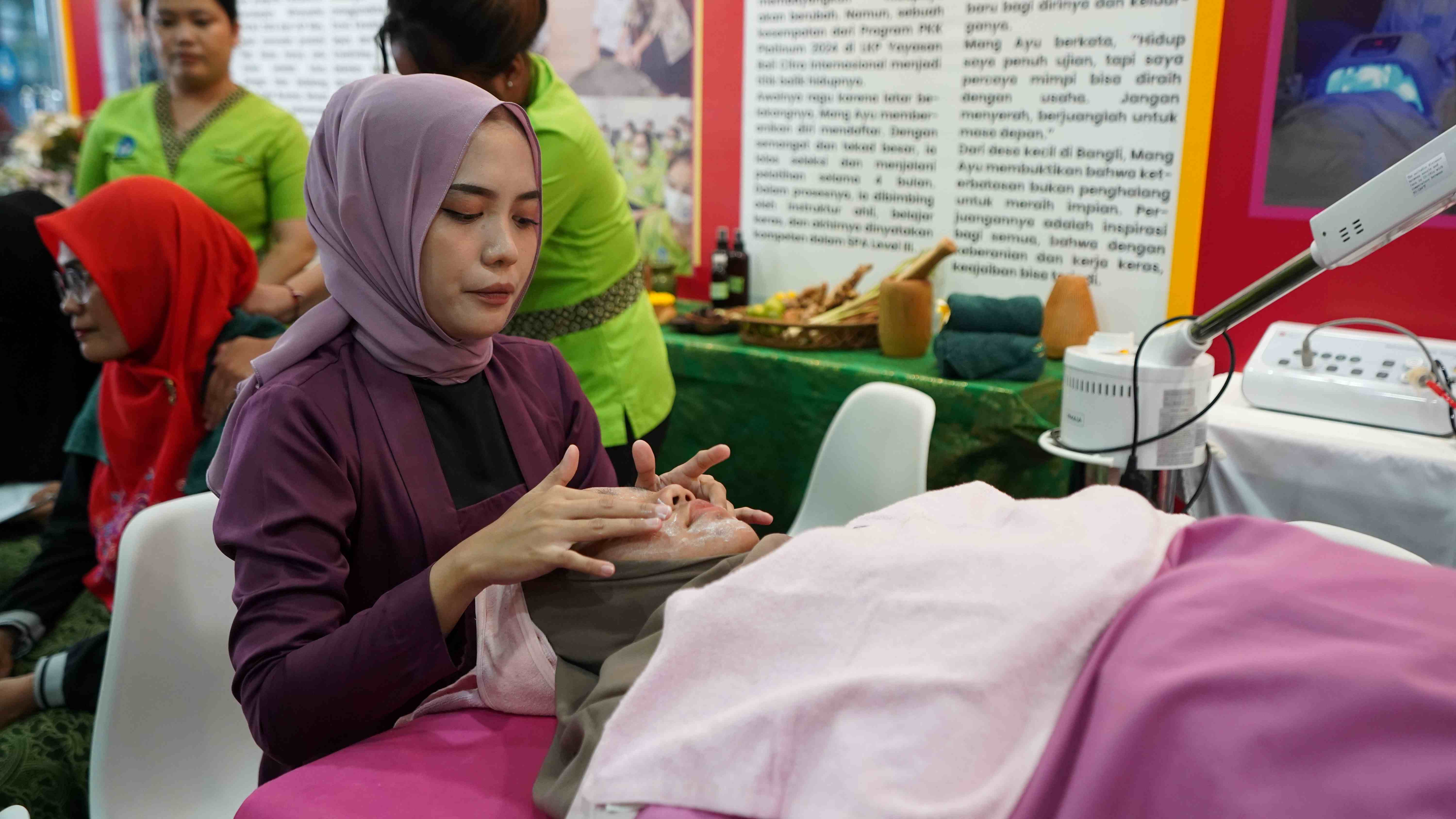 Meretas dari Belenggu Pengangguran, Alumnus Kursus Ini Dapat Pekerjaan di Industri Kecantikan