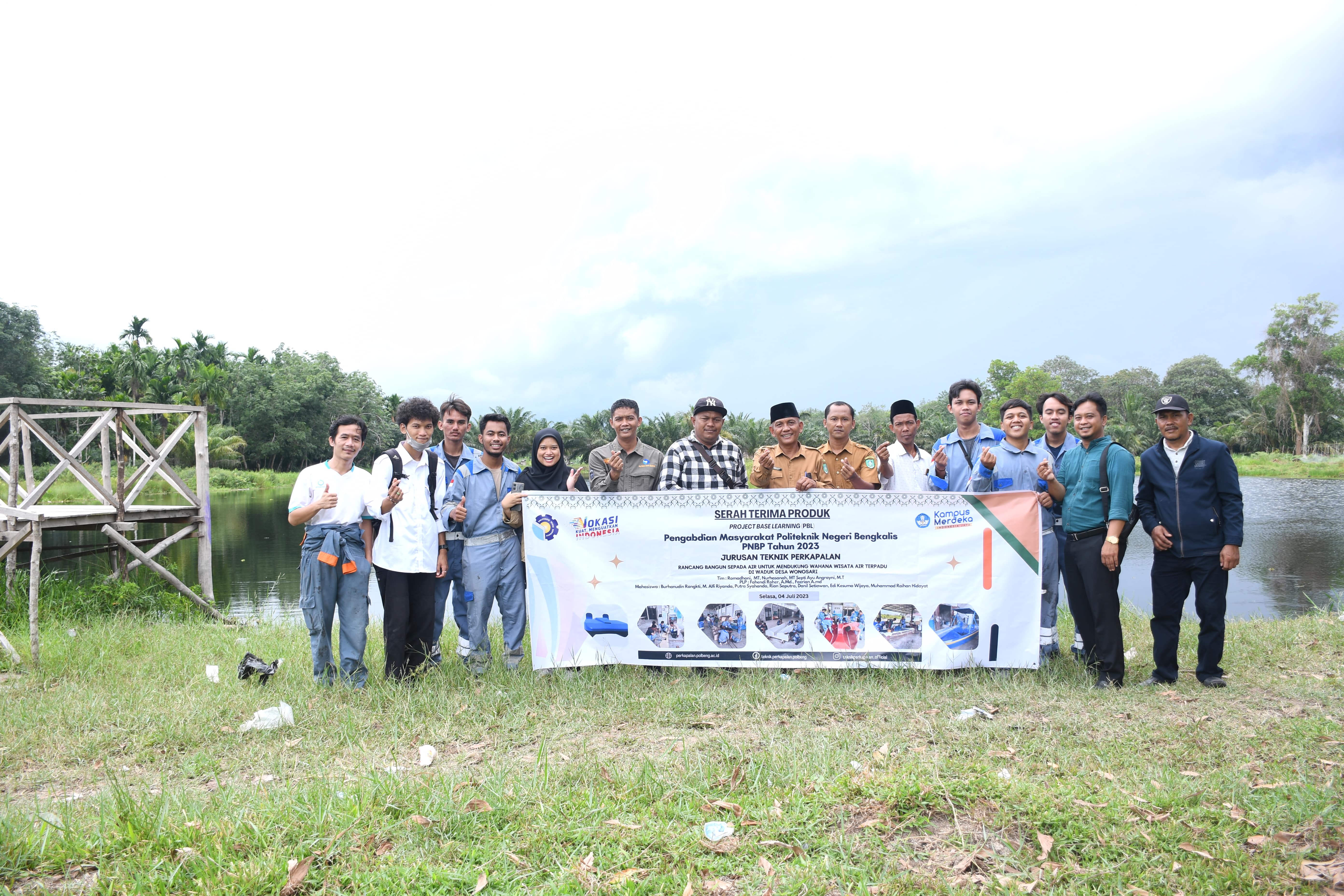 Dukung Pengembangan Wisata Desa, Polbeng Serahkan Sepeda Air Hasil PBL Mahasiswa