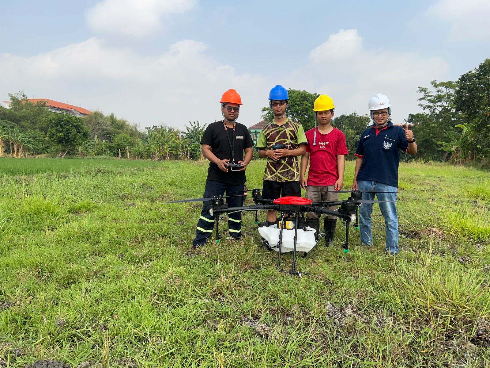 PENSpray, Robot Terbang Karya Dosen dan Mahasiswa PENS untuk Pertanian Cerdas