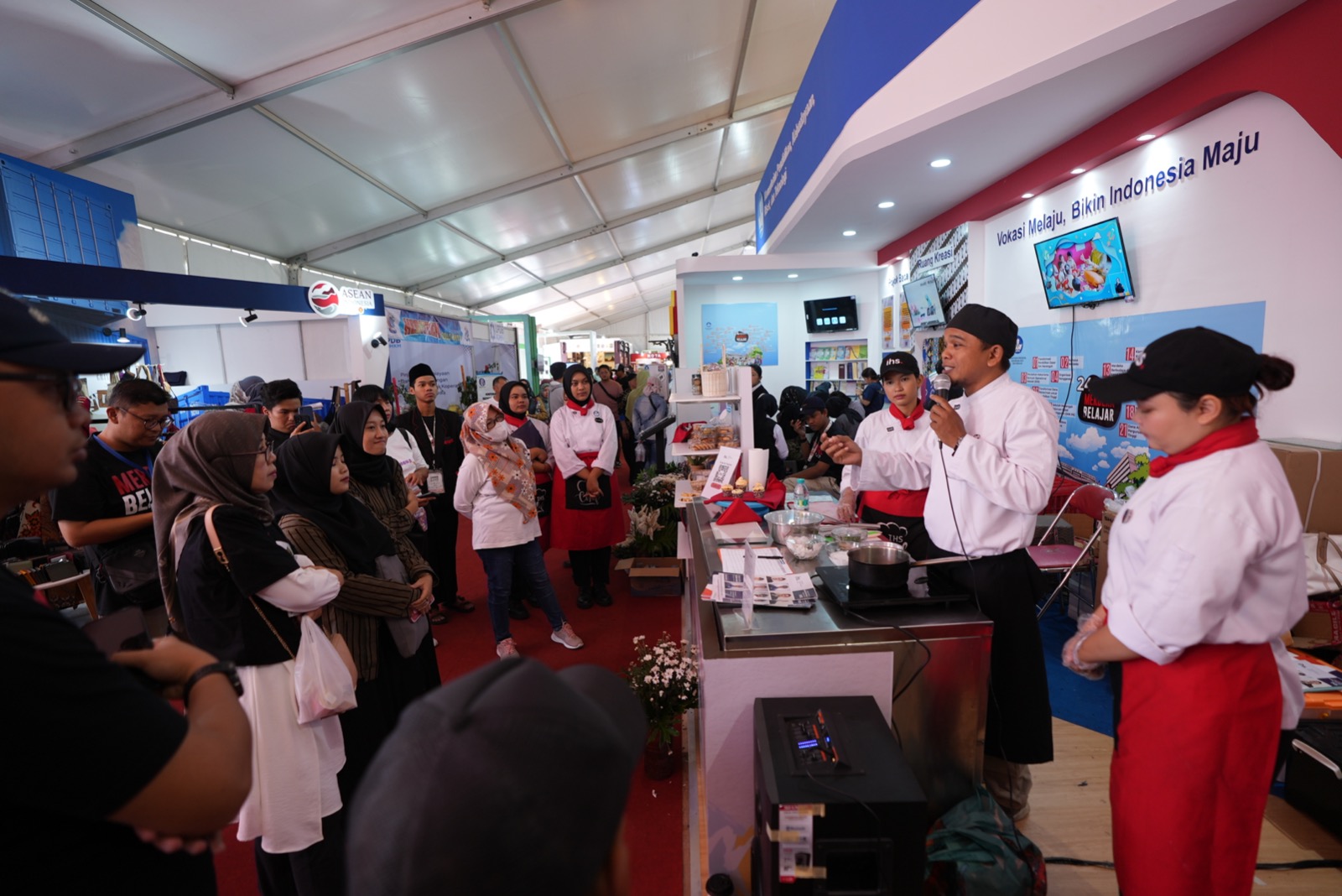 Satuan Pendidikan Vokasi Berbagi Praktik Baik di Acara Pameran Hari UMKM Nasional Expo 2023