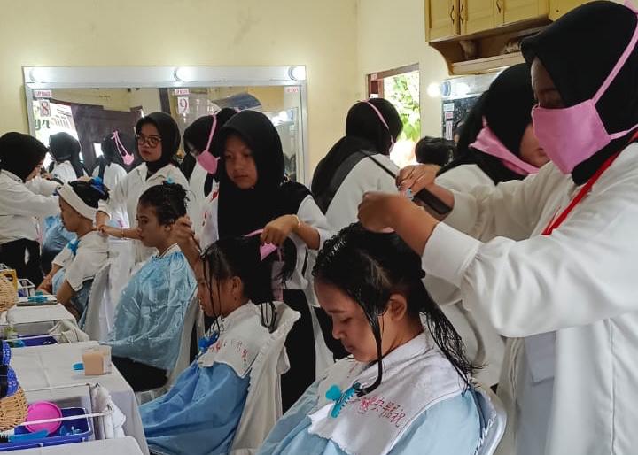 Dari Untaian Rambut untuk Bantu Perekonomian Keluarga