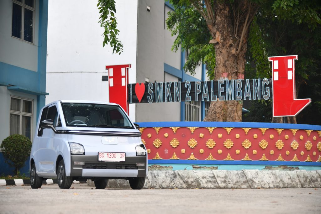 Hibahkan Mobil Listrik, Presiden Ingin Siswa SMKN 2 Palembang Dalami Kendaraan Listrik