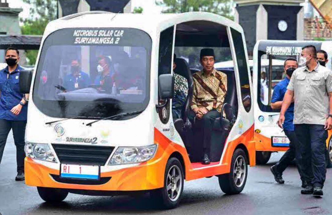Jokowi Naik Mobil Besutan SMK