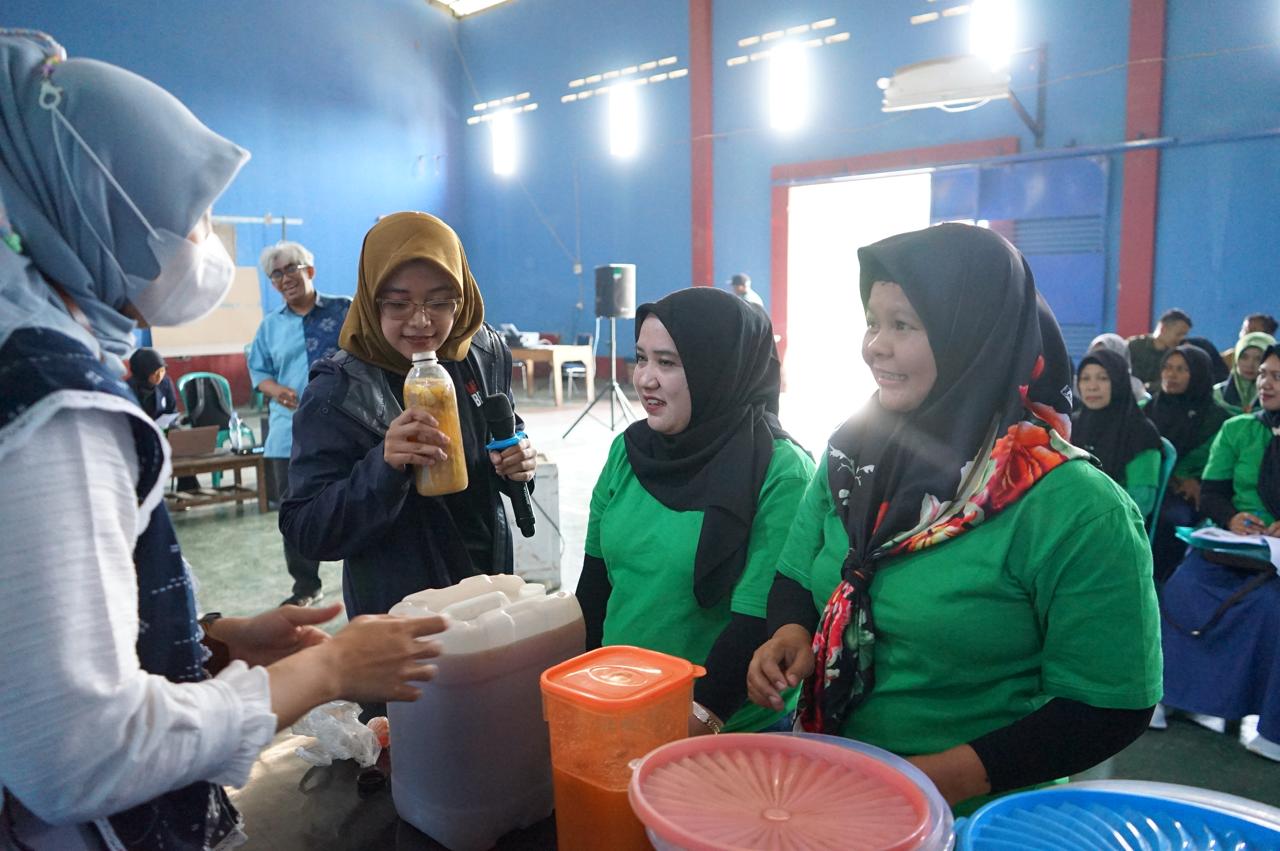 Tingkatkan Hasil Pertanian, Dosen dan Mahasiswa Polban Latih Petani  Desa Cikande Ubah Sampah jadi Eco Enzyme