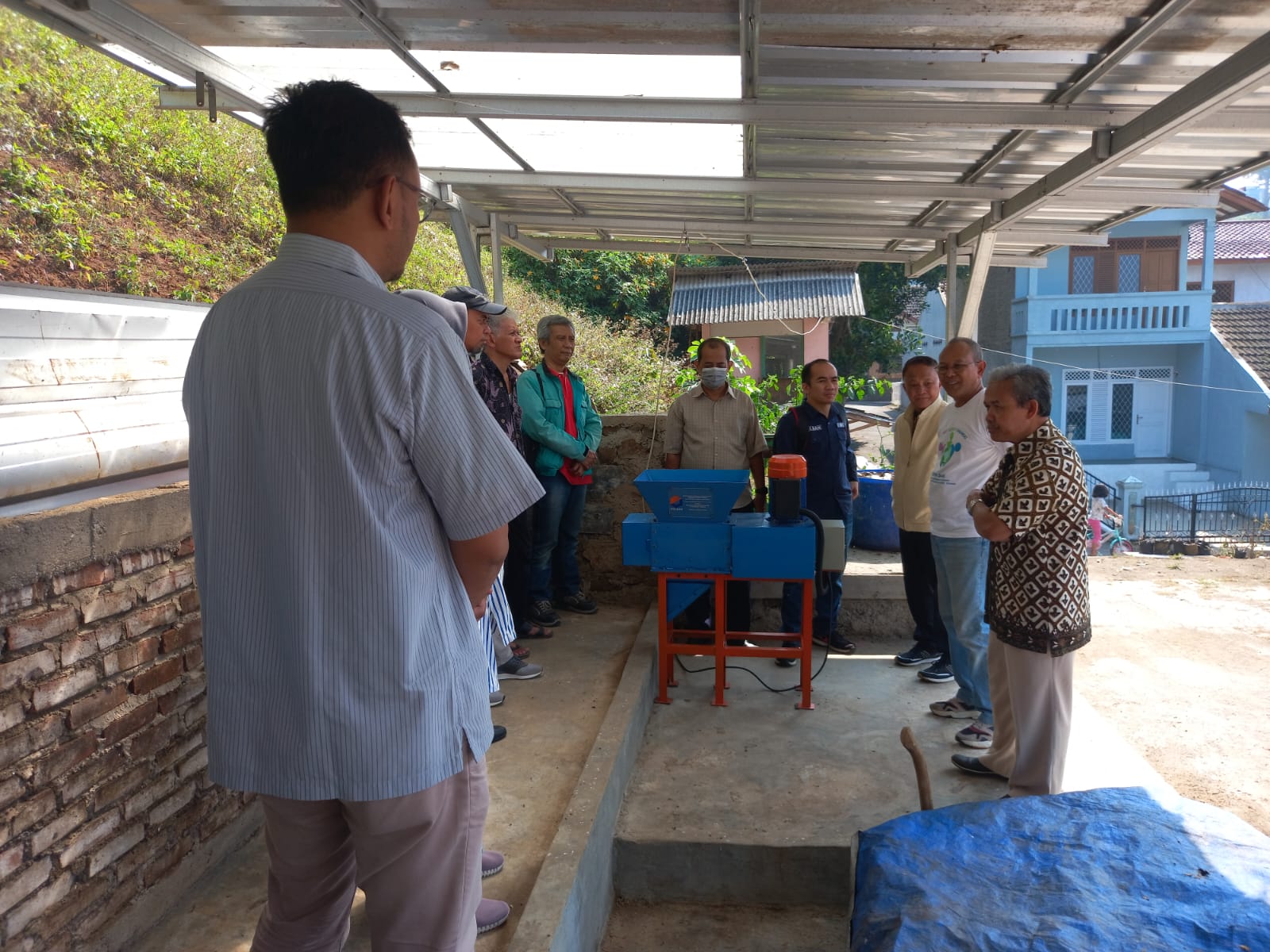 Pengabdian Masyarakat, Polban Buat Mesin Pencacah Sampah Organik untuk Pakan Maggot