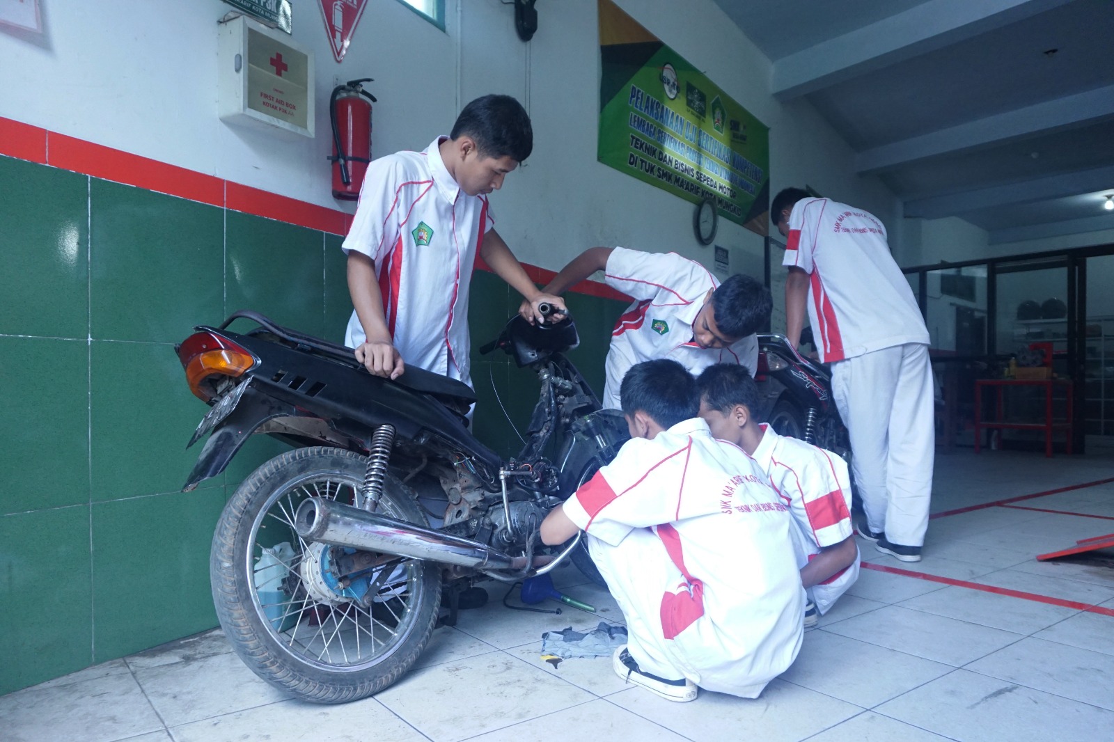 Musim Hujan Telah Tiba, Ini Dia 5 Tip Aman Berkendara Motor Menurut SMK Ma’arif Kota Mungkid