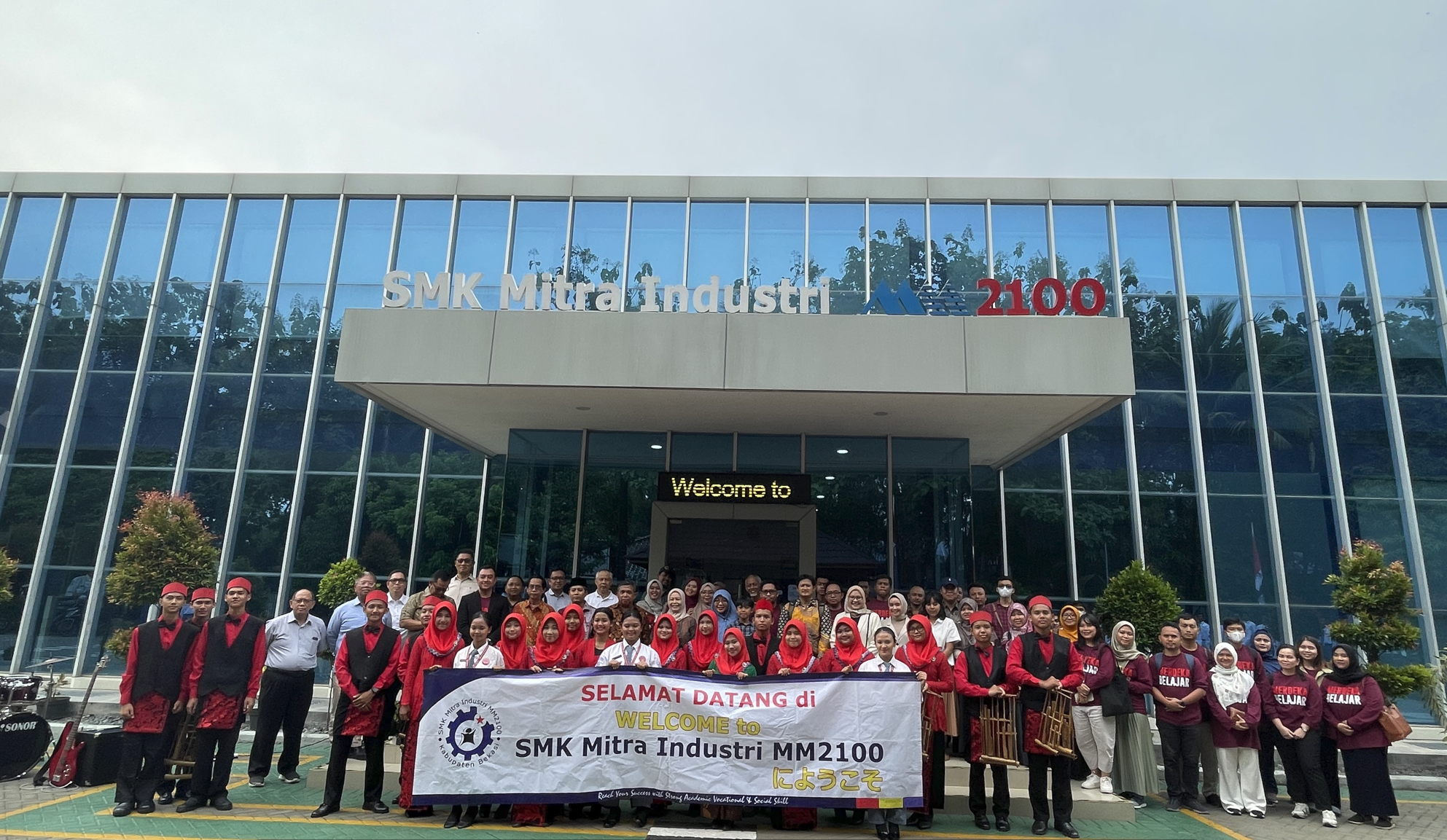 Gencarkan Link and Match dengan Dunia Industri, SMK MItra Industri MM2100 Sukses Jadi Teladan