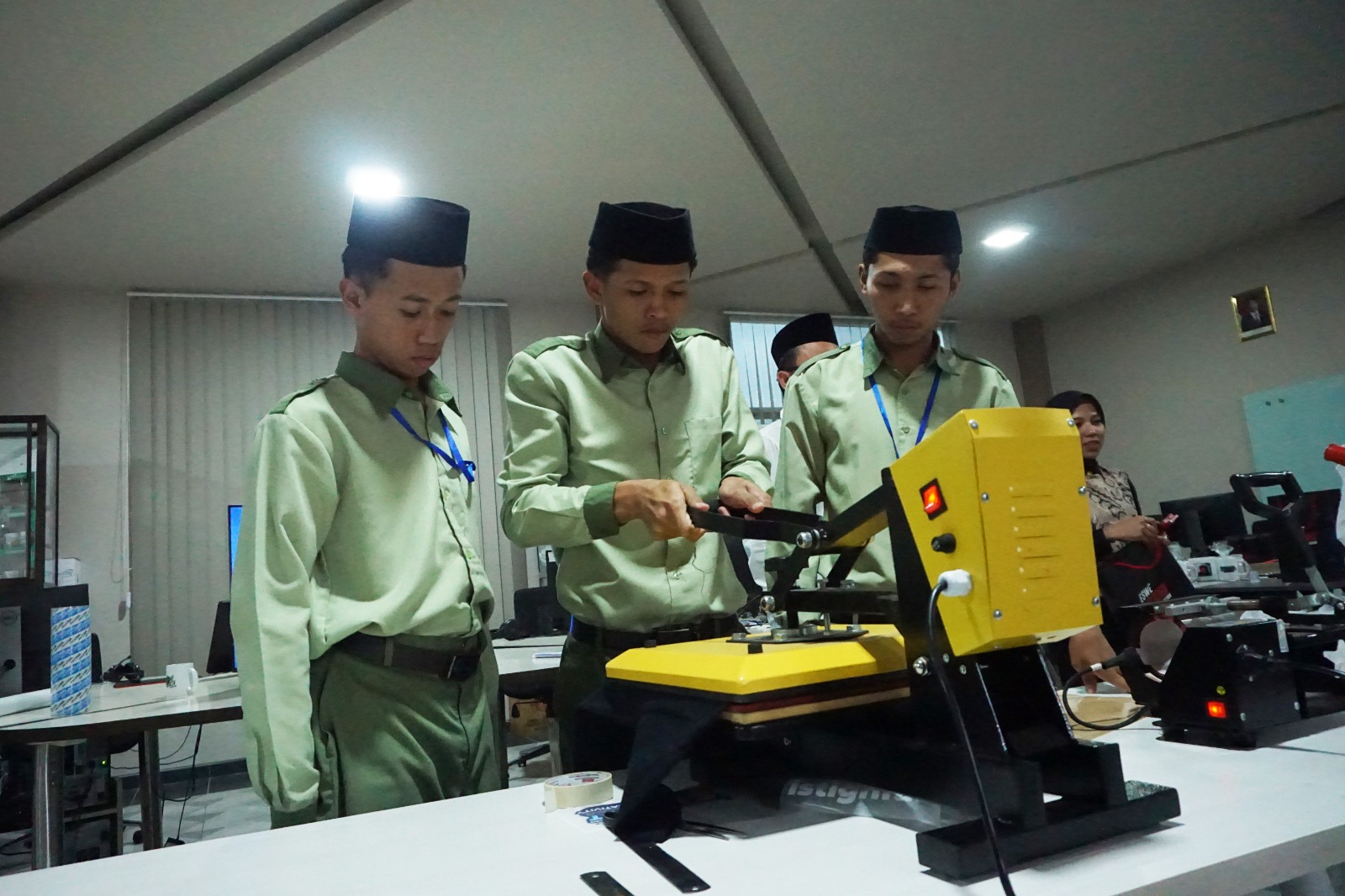 Sablon Tetap Awet, 5 Tip Merawat Pakaian Bersablon Menurut SMK Syubbanul Wathon