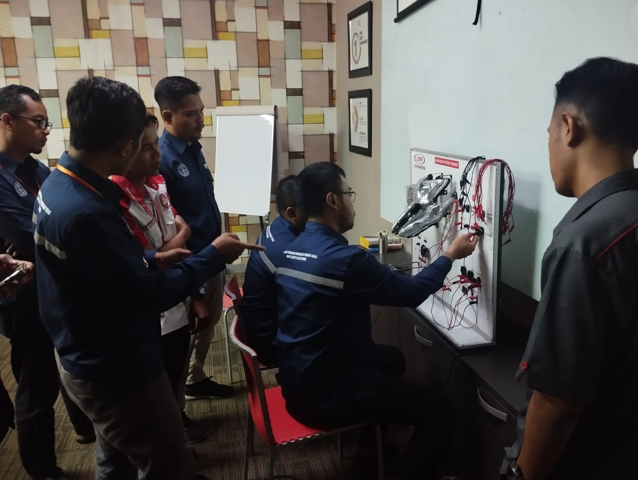 Tingkatkan Kualitas Guru Vokasi, BBPPMPV BOE Malang Fasilitasi Guru Magang Full di Industri