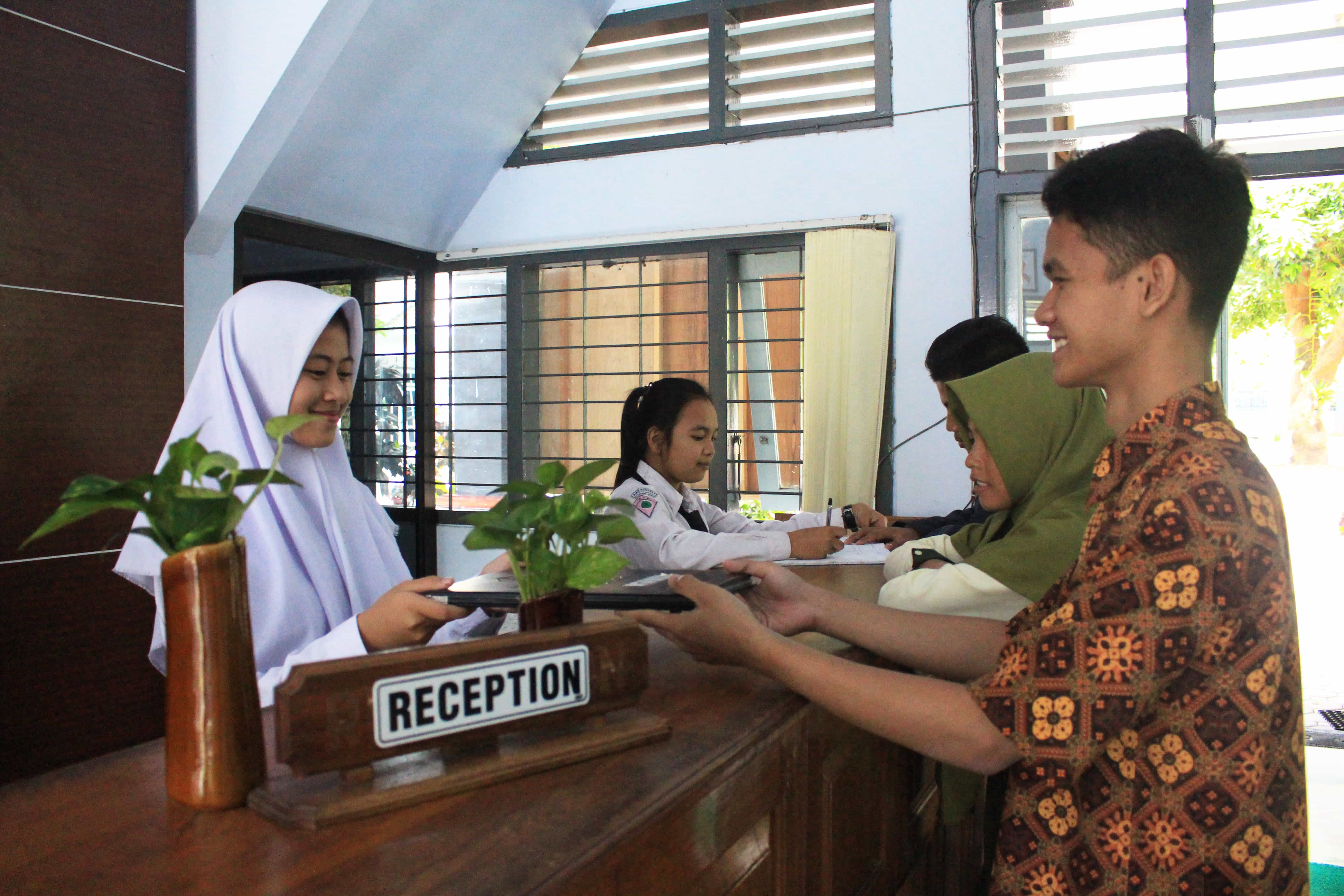 Tertarik Bekerja di Bidang Perhotelan? Ini Dia 5 SMK yang Menawarkan Kompetensi Keahlian Perhotelan