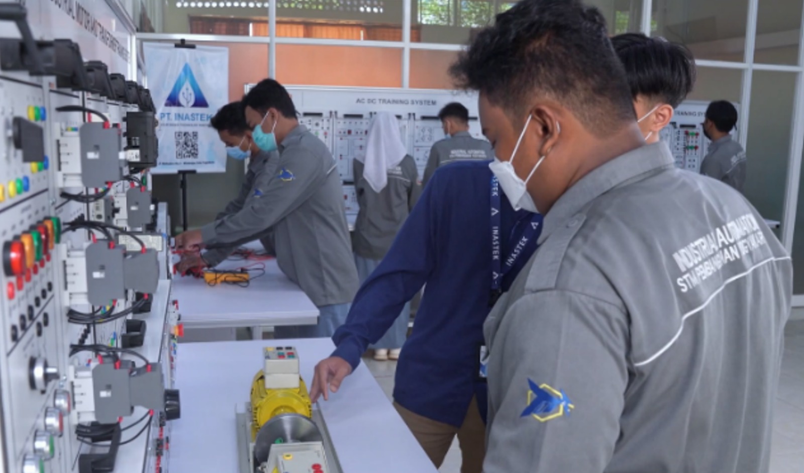 Project Based Learning Kolaborasi Tiga Jurusan, SMKN 2 Depok Hasilkan Produk Trainer