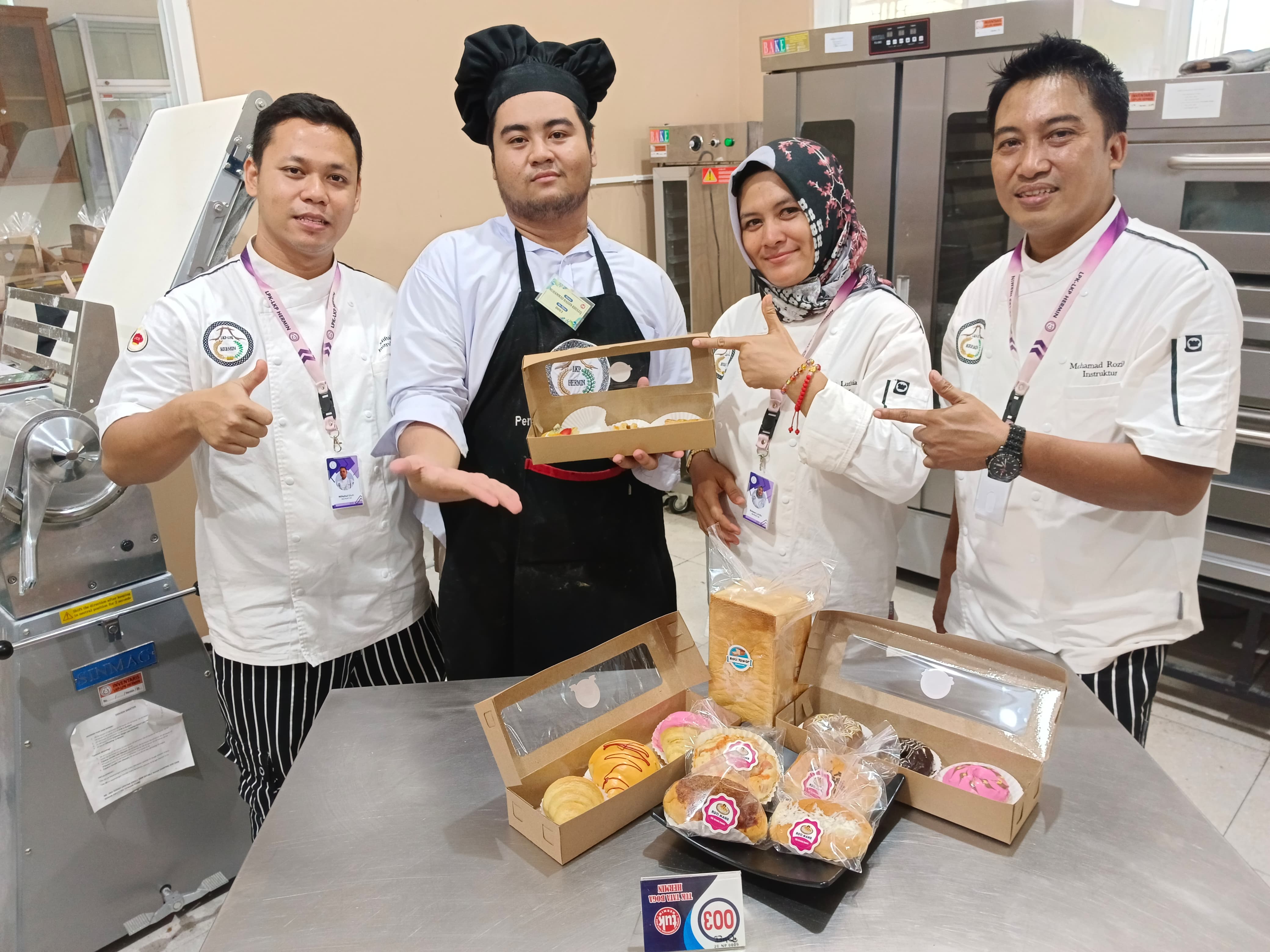 Dari Jaga Toko, Hassin jadi Baker di Borneo Bakery Berkat Program Pendidikan Kecakapan Kerja