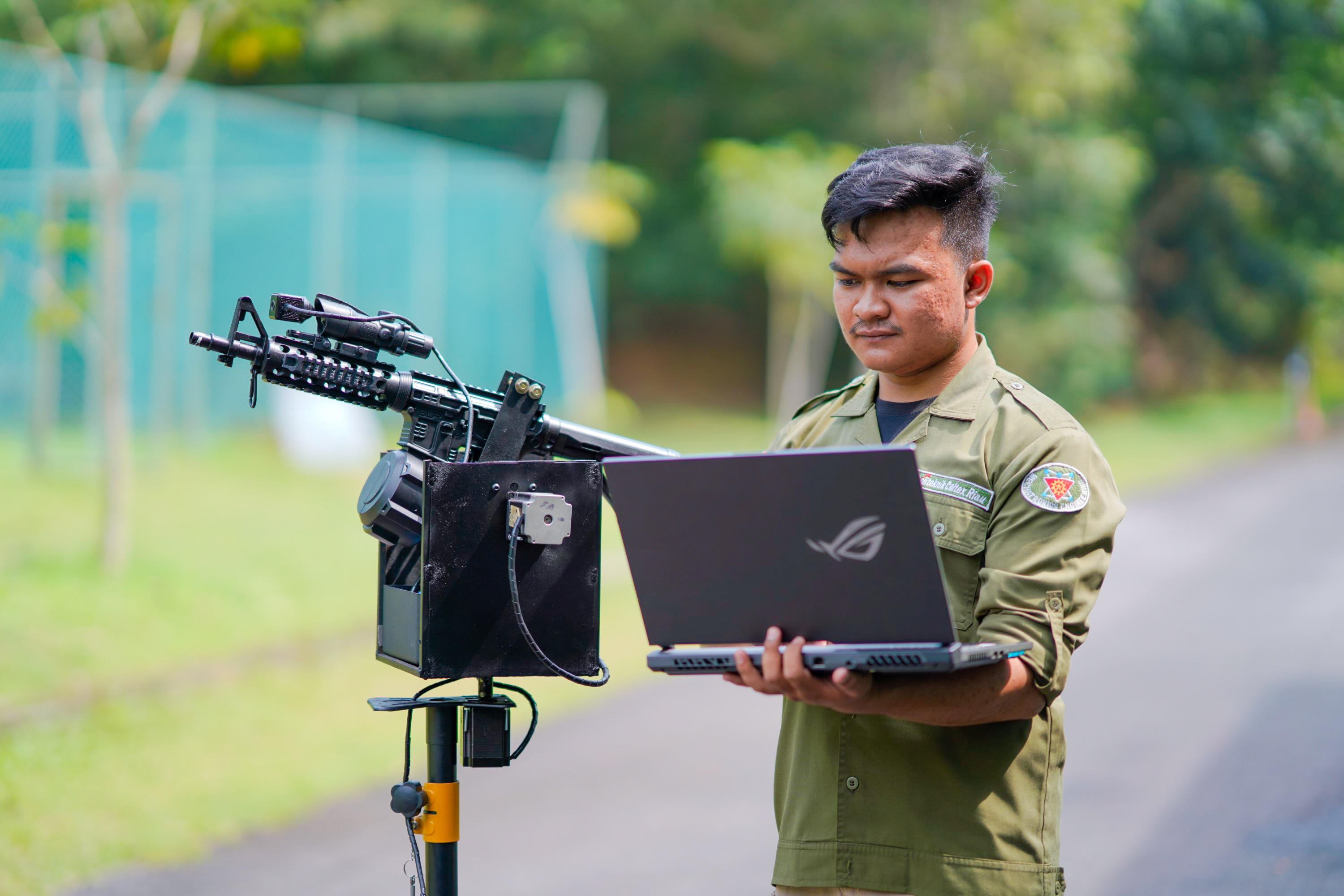 Terinspirasi dari Film, Mahasiswa Politeknik Caltex Riau Ciptakan Kendali Jarak Jauh untuk Sistem Penggerak Senjata