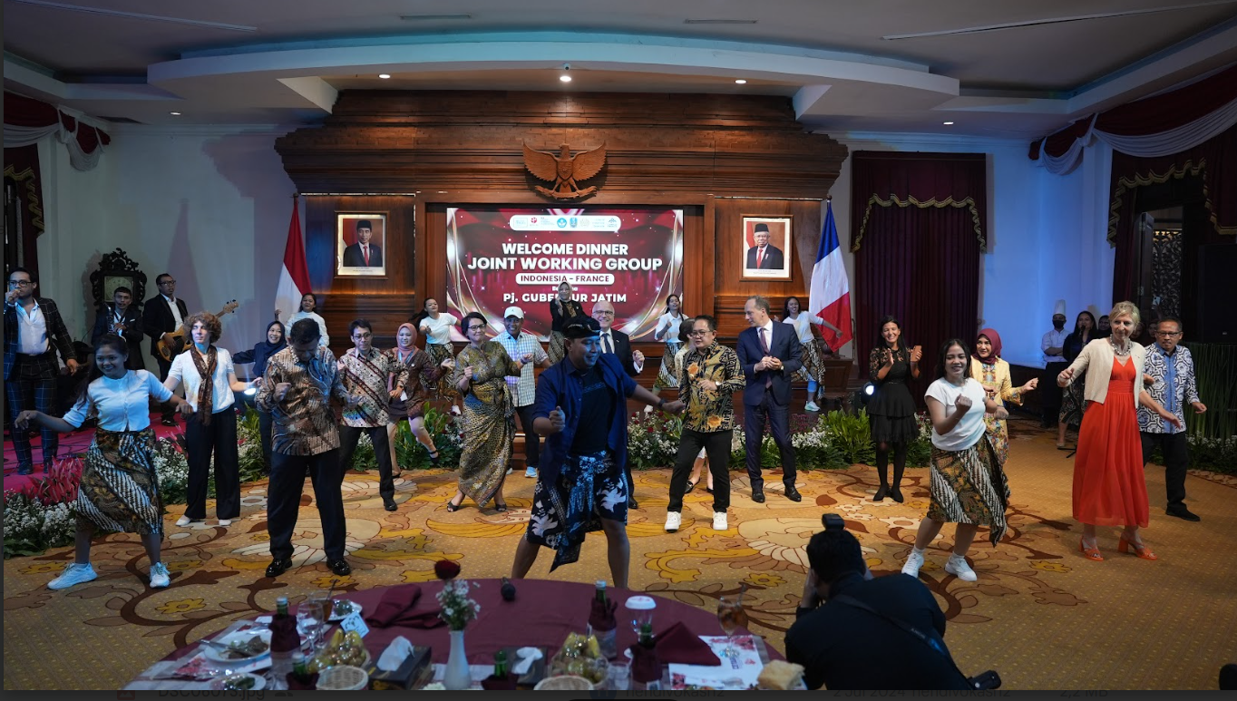Meriah, Guru SMKN 12 Surabaya Ajak Delegasi JWG dan Duta Besar Prancis Flashmob di Grahadi