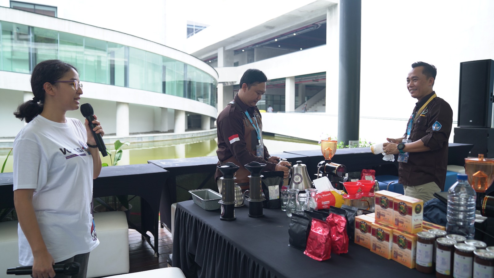 Meracik Kopi dengan Teknik Manual Brewing Ala LKP Filbert