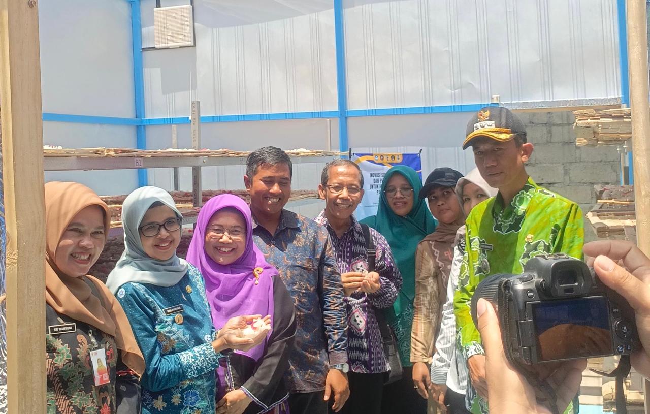 Polinema Hadirkan Rumah Pengering Kerupuk untuk Bantu UMKM di Kabupaten Blitar