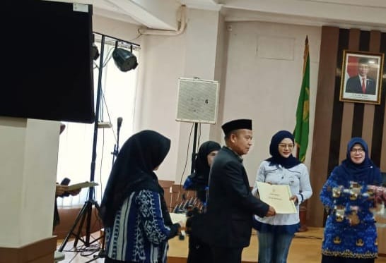 Berdedikasi di Kursus dan Pelatihan, LKP Mey Raih Penghargaan dari Bupati Bandung