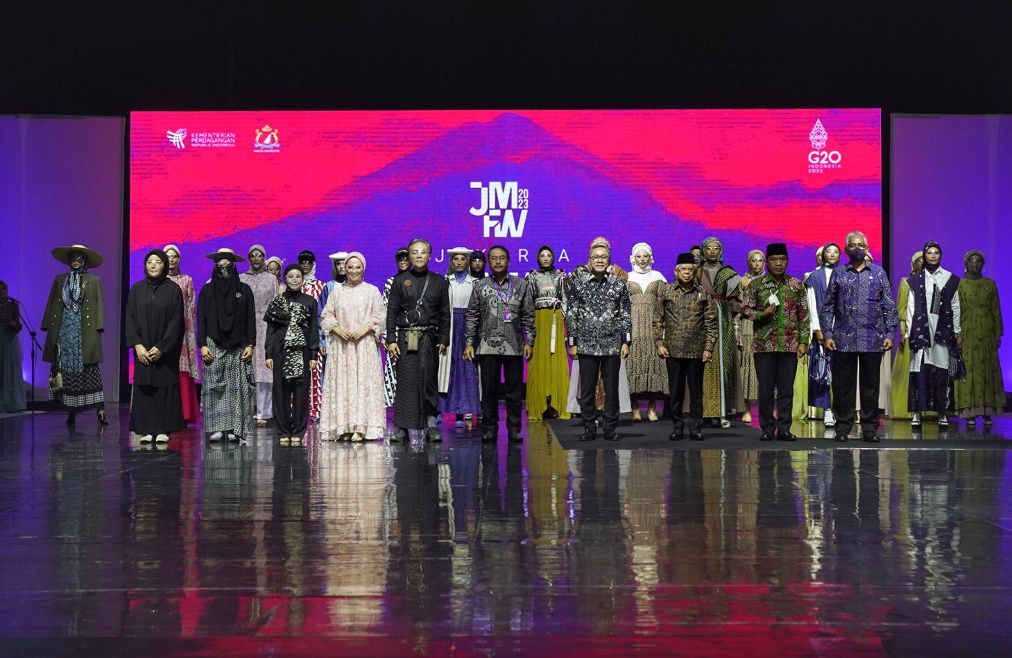 Mahakarya Adibusana Vokasi Semarakkan JMFW 2023