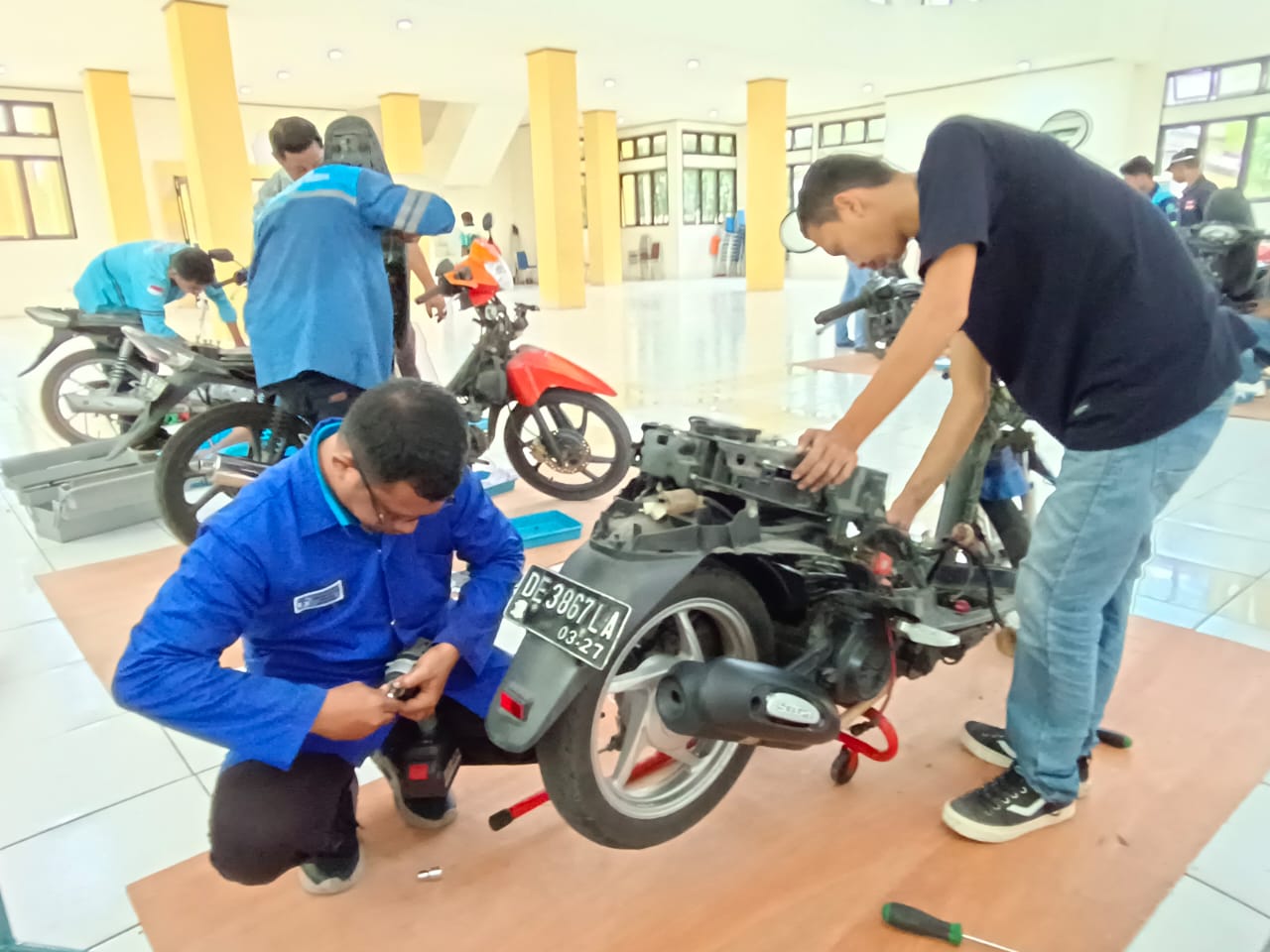 Dukung Program Pemerintah, Kolaborasi Polnam dan SMKN 4 Ambon Konversi 24 Sepeda Motor