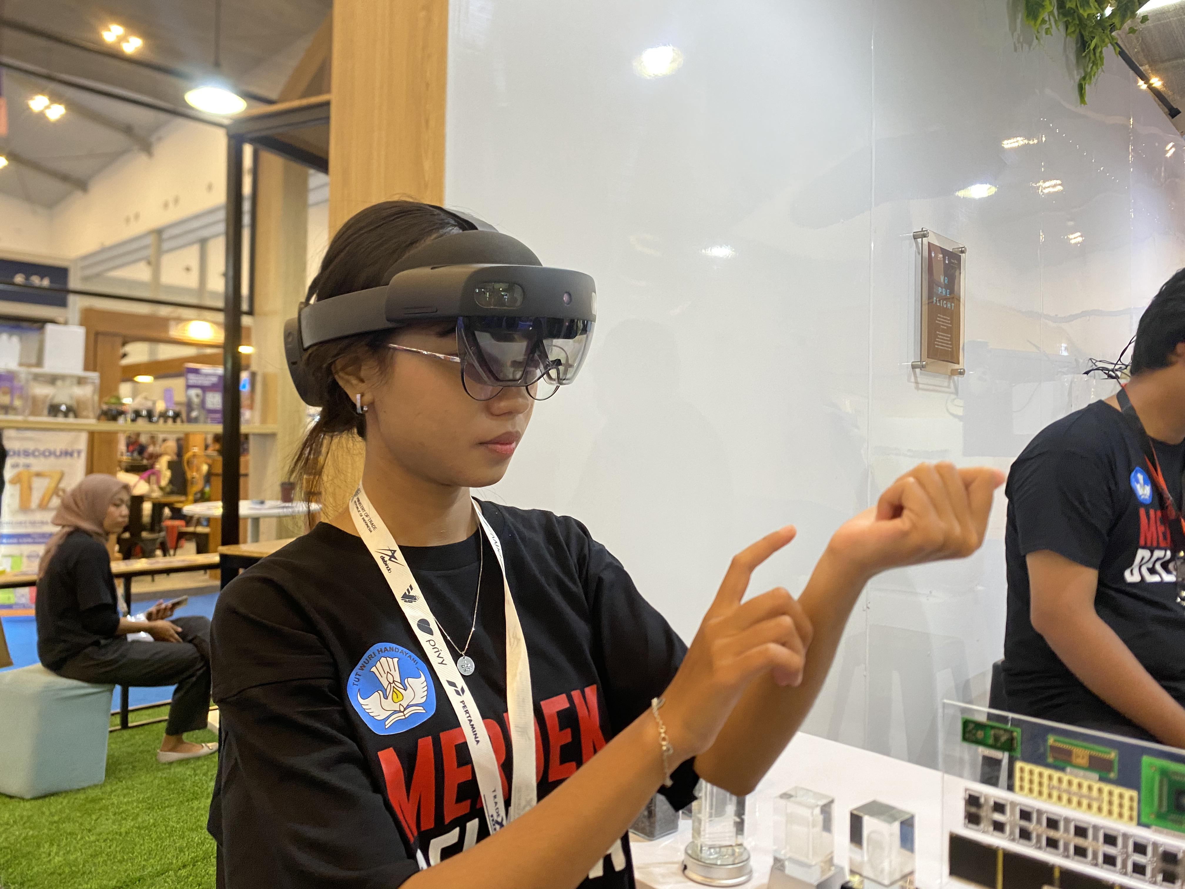 Hololens Based Digital Twin, Kacamata Pintar Inovasi Mahasiswa Politeknik Negeri Batam Permudah Pekerjaan Berisiko Tinggi