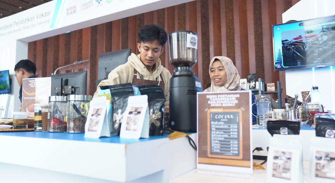 Kemendikbudristek Buka Magang di Industri bagi Instruktur LKP Barista dan Otomotif Sepeda Motor