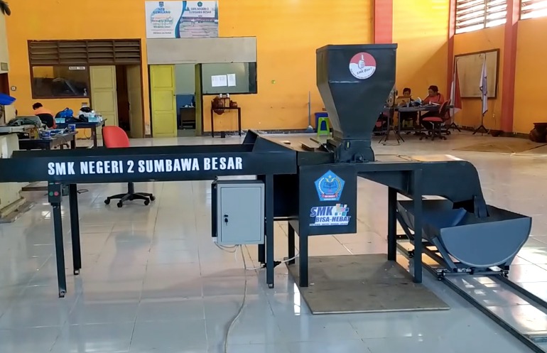 Revolusi Pakan Ternak: Mesin Pencacah Canggih Karya SMKN 2 Sumbawa Besar