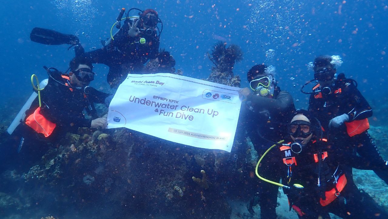 Jaga Kelestarian Laut, BPPMPV KPTK dan Komunitas Selam Bersihkan Laut di Pulau Kodingareng Keke