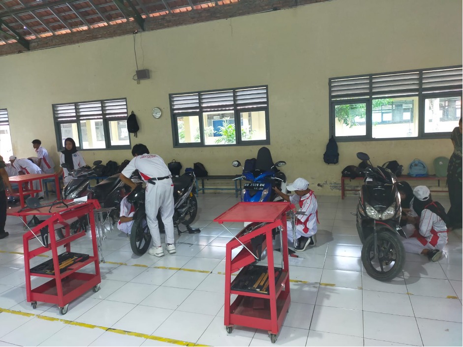 Bersama Industri Mitra, SMKN 1 Juwangi Kembangkan Motor Listrik