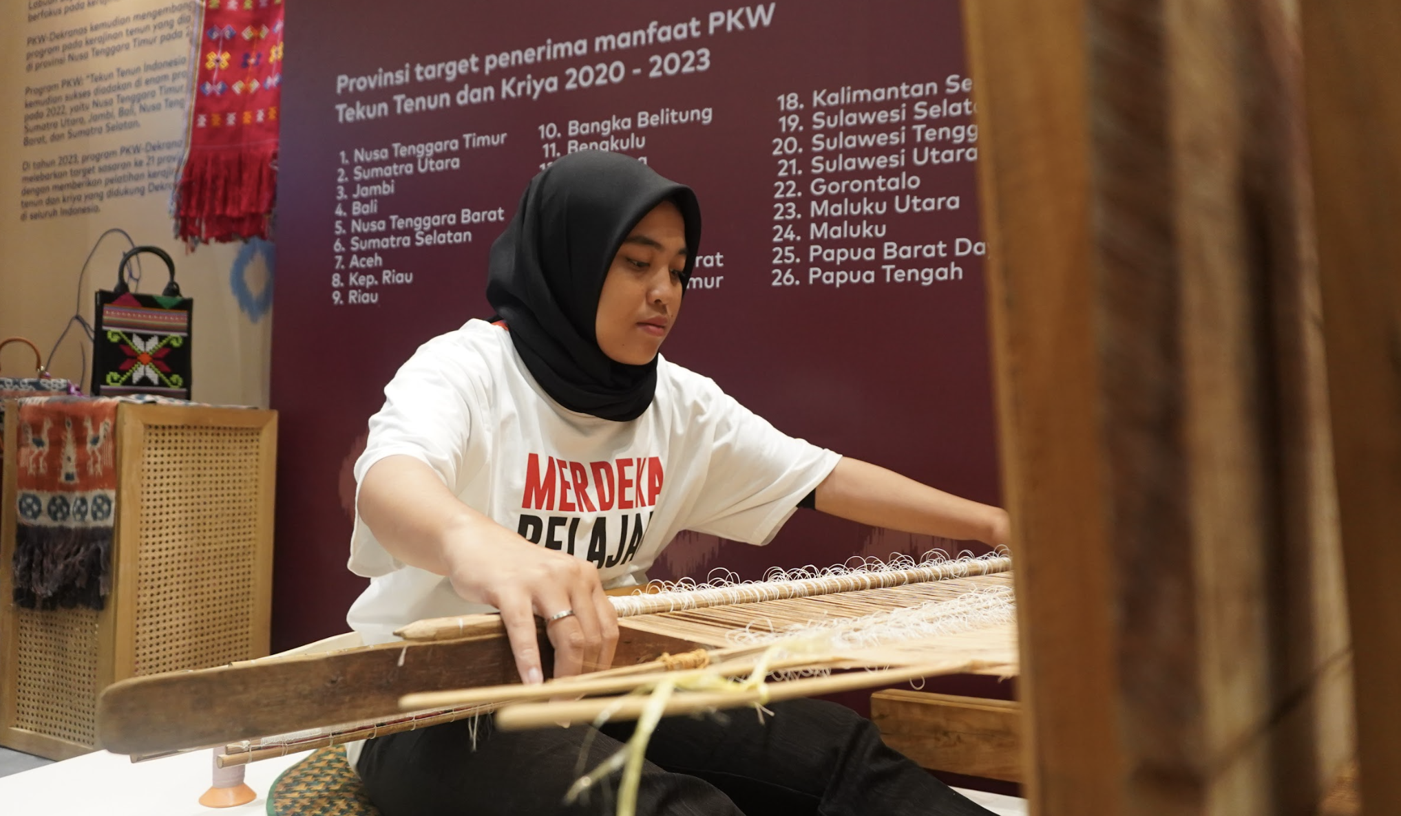 Karya Program PKW Tekun Tenun dan Kriya Kembali Hadir di Pameran Kriyanusa 2024